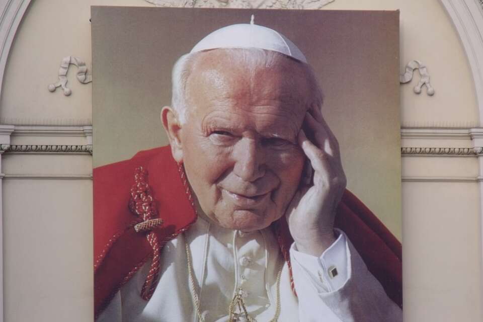 Portret św. Jana Pawła II na fasadzie kościoła św. Anny w Warszawie (zdj. archiwalne) / autor: Fratria