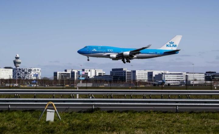   Boeing Boeing 747-406, KLM  ląduje na lotnisku Schiphol po locie z Meksyku do Amsterdamu. to ostatni lot pasażerski samolotu KLM Boeing 747, ponieważ linia lotnicza postanowiła wycofać swoją flotę 747 z powodu choroby Covid-19.  / autor: PAP/EPA/ROBIN VAN LONKHUIJSEN