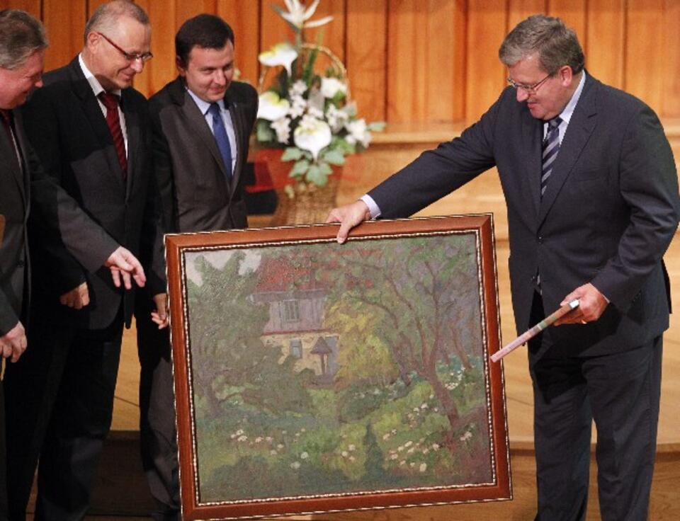 Prezydent Bronisław Komorowski z prezentem od samorządowców, PAP