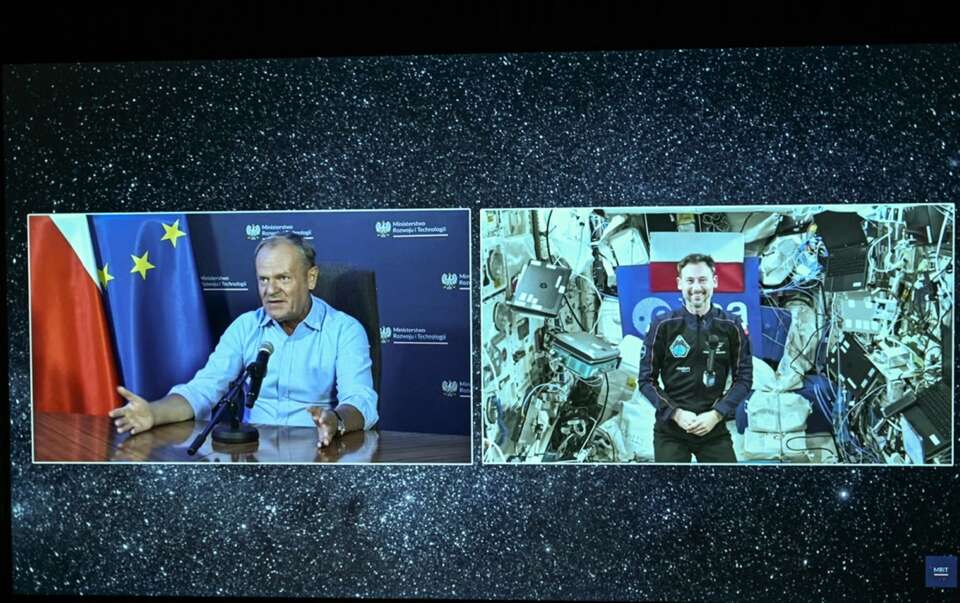 Wideołączenie premiera z dr. Sławoszem Uznańskim-Wiśniewskim / autor: PAP/Radek Pietruszka