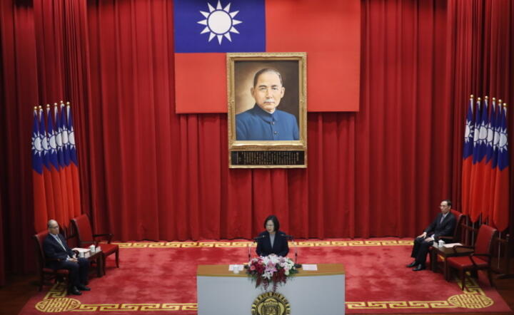 Przemawia Tsai Ing-wen, obecna prezydent Tajwanu, która 11 stycznia stoczy bój wborczy z prochońskim politykiem o fotel prezydenta  / autor: PAP/EPA/RITCHIE B. TONGO