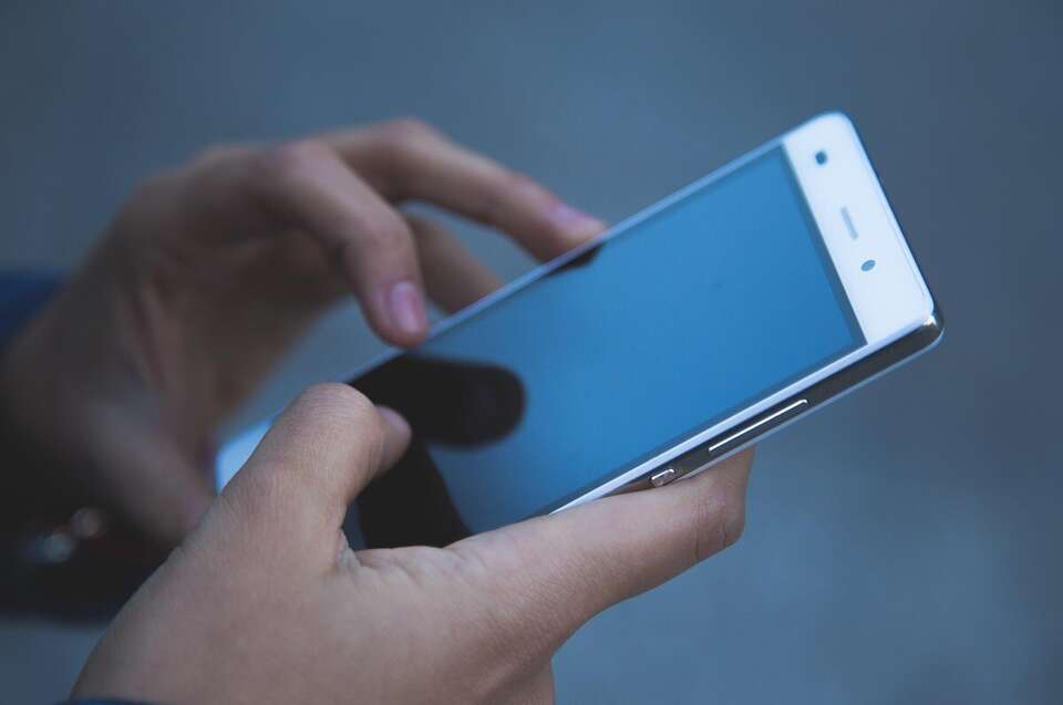 Irlandia prześwietli "dziecko" Muska, komisja wszczęła dochodzenie. W tle treści o charakterze seksualnym - dorosłych, dzieci. Na zdjęciu osoba korzysta ze smartfona / autor: pixabay.com