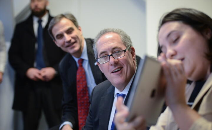 Przedstawiciel USA ds. handlu Michael Froman na spotkaniu w Google Campus, obok ambasador USA w Polsce Paul W. Jones, fot. PAP/Jacek Turczyk