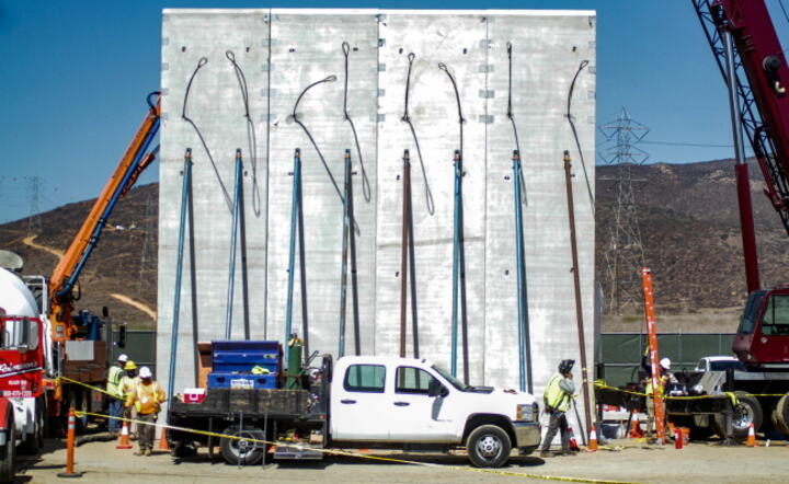 Budowa muru po stronie Meksyku w okolicach miasta Tijuana (stan Baja California), wznowiona w lipcu 2019 / autor: PAP/EPA/Joebeth Terriquez