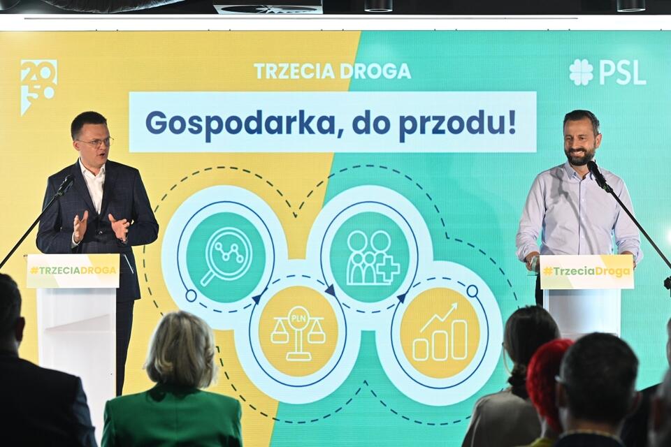 Liderzy Trzeciej Drogi: przewodniczący Polski 2050 Szymon Hołownia (L) oraz prezes PSL Władysław Kosiniak-Kamysz (P) podczas konwencji wyborczej "Gospodarka do przodu!". / autor: PAP/Radek Pietruszka