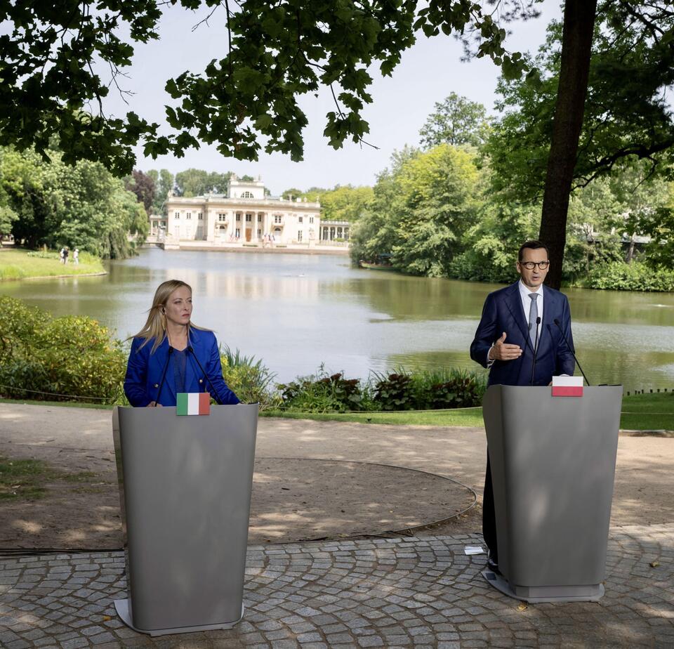 Giorgia Meloni (L) and Polish Prime Minister Mateusz Morawiecki (R) attending a press conference following their meeting at the Royal Baths Park in Warsaw, Poland, 05 July 2023  / autor: PAP/EPA