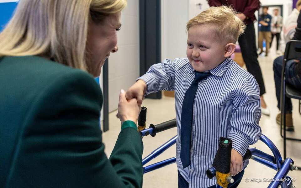 Pierwsza Dama z 10-letnim Teosiem. Na zaproszenie chłopca Marta Nawrocka odwiedziła małych pacjentów Kliniki Paleya / autor: Alicja Stefaniuk/KPRP