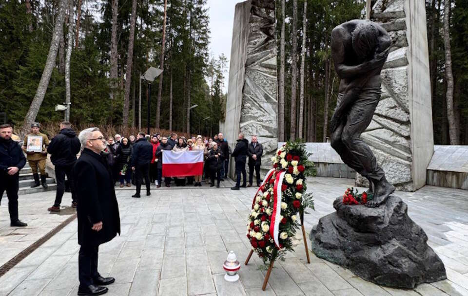 Ambasador Krzysztof Krajewski wraz z delegacją pracowników polskiej placówki i przedstawicielami Polonii wziął udział w dwóch uroczystościach - na Polskim Cmentarzu Wojennym w Katyniu oraz na miejscu katastrofy smoleńskiej. / autor: Ambasada RP w Moskwie