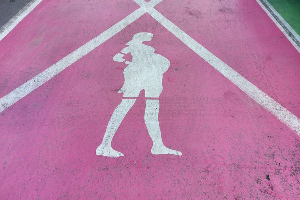 TYLKO U NAS. Kryzys z polskimi porodówkami. Bulenda-Nowak: "Nie pozwolimy, żeby spychano na margines kobietę i cud narodzin". Na zdjęciu miejsce parkingowe dla ciężarnej kobiety / autor: Fratria