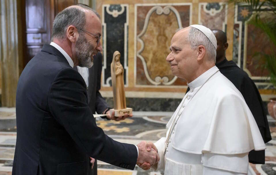 Papież Leona XIV i przewodniczący EPP Manfreda Weber podczas prywatnej audiencji z członkami Europejskiej Partii Ludowej. / autor: PAP/EPA/VATICAN MEDIA HANDOUT