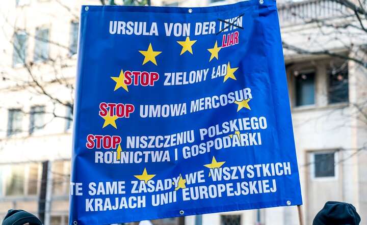 Rolnicy polscy nie zgadzają się na umowę z Mercosur. Transparent z demonstracji rolników w Warszawie 3 stycznia 2025 / autor: Fratria / LS