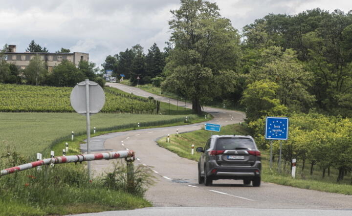 Czesi już otworzyli granice z sąsiadmai, Polska za kilka dni otworzy granice z Litwą / autor: PAP/EPA/ CHRISTIAN BRUNA