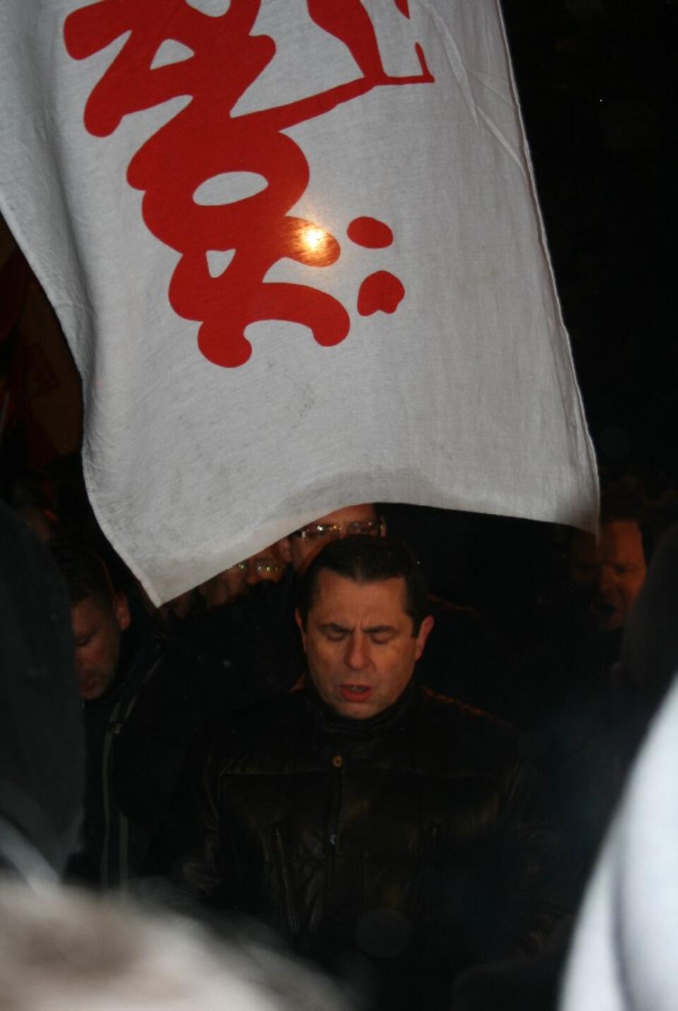 Bronisław Wildstein podczas demonstracji pod domem generała, 12 grudnia 2010 r. 
