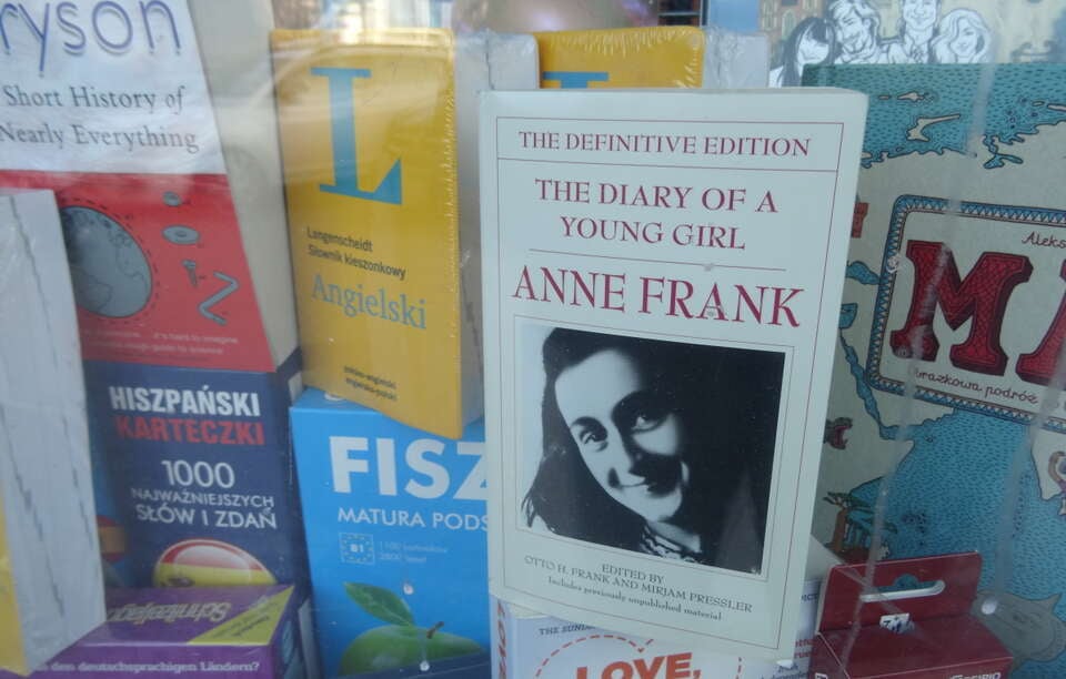 Wandale pomalowali czerwoną farbą pomnik Anne Frank!