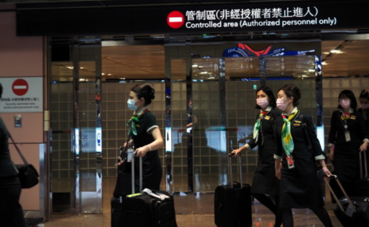 Stewardessy EVA AIR, na międzynarodowym lotnisku w Taoyuan w mieście Taoyuan na północy Tajwanu. / autor: PAP/EPA/DAVID CHANG
