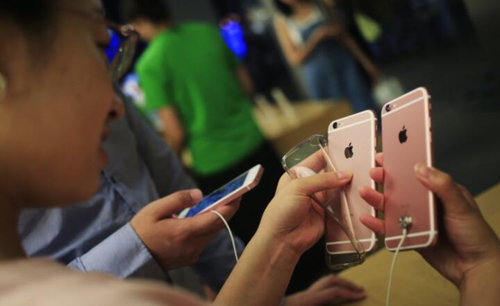 Władze w Chinach wstrzymały sprzedaż smartfonów iPhone 6 powołując się na przepisy o konkurencji, fot. PAP/EPA/HOW HWEE YOUNG