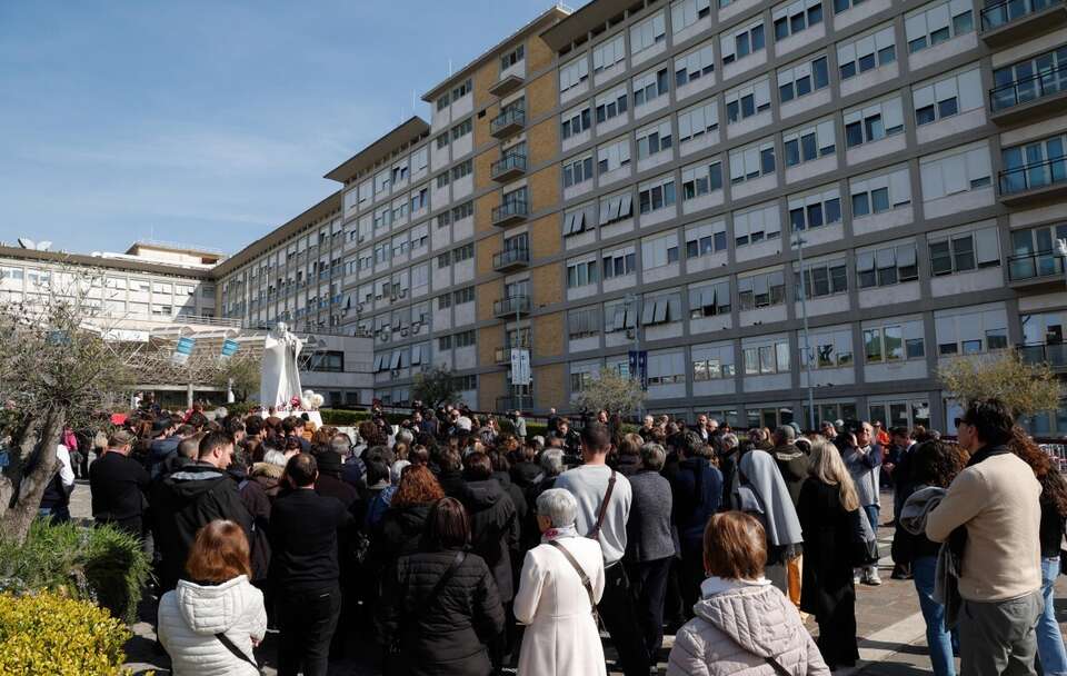 Wierni modlą się przed kliniką Gemelli, gdzie hospitalizowany jest papież Franciszek / autor: PAP/EPA/GIUSEPPE LAMI