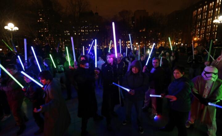 Amerykańscy fani "Gwiednych wojen" z laserowymi mieczami rycerzy Jedi świętują w Nowym Jorku pojawienie się "Przebudzenia mocy" fot. PAP/EPA/PETER FOLEY 
