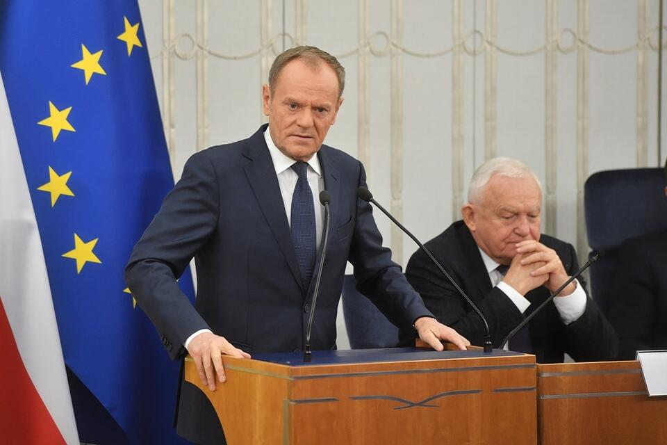 Lider PO Donald Tusk podczas konferencji w Senacie / autor: PAP/Radek Pietruszka
