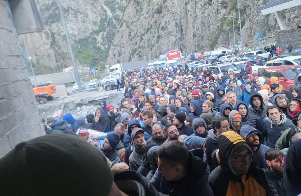 Rosjanie uciekający przed mobilizacją na granicy z Gruzją  / autor: screenshot Twitter @TpyxaNews