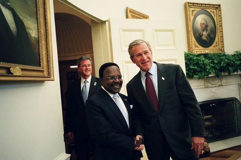 autor: Wikimedia Commons/ https://commons.wikimedia.org/wiki/File:Omar_Bongo_with_George_Bush_May_26_2004-01.jpg