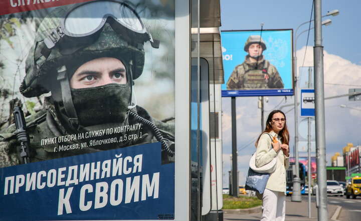 Moskwa. Plakat reklamujący pobór do wojska  / autor: YURI KOCHETKOV/EPA/PAP