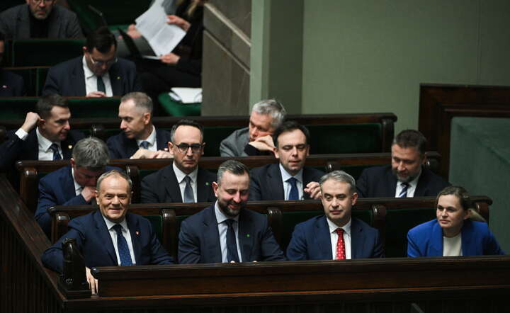 Ławy rządowe w Sejmie w trakcie głosowań: w pierwszym rzędzie od lewej: premier Donald Tusk, wicepremier, szef MON Władysław Kosiniak-Kamysz, wicepremier, minister cyfryzacji Krzysztof Gawkowski oraz minister edukacji Barbara Nowacka / autor: PAP/Marcin Obara