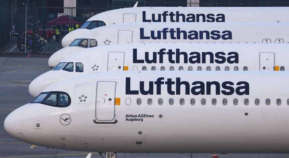 Samoloty niemieckiej linii lotniczej Lufthansa parkują na międzynarodowym lotnisku we Frankfurcie nad Menem, Niemcy, 7 marca 2024 r. / autor:  	PAP/EPA/CHRISTOPHER NEUNDORF