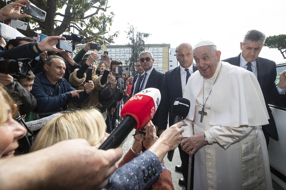 Papież Franciszek opuszcza rzymską klinikę Gemelli / autor: PAP/EPA