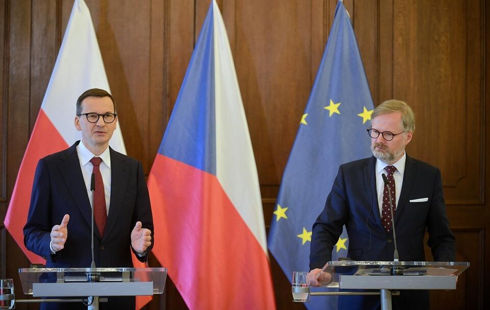 Premier Mateusz Morawiecki i premier Republiki Czeskiej Petr Fiala / autor: PAP/Marcin Obara