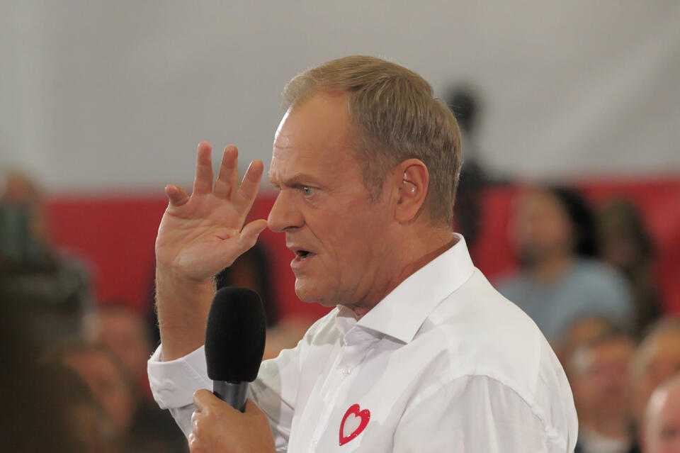 Przewodniczący Platformy Obywatelskiej Donald Tusk przemawia podczas spotkania z mieszkańcami Ełku. / autor: PAP/Tomasz Waszczuk