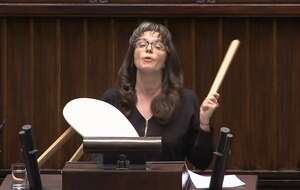 Poseł Klaudia Jachira z taboretem na mównicy sejmowej / autor: sejm.gov.pl