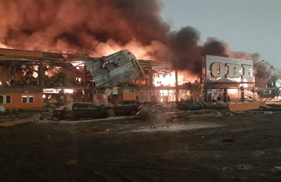 Płonie sklep Obi w centrum handlowym / autor: PAP/EPA
