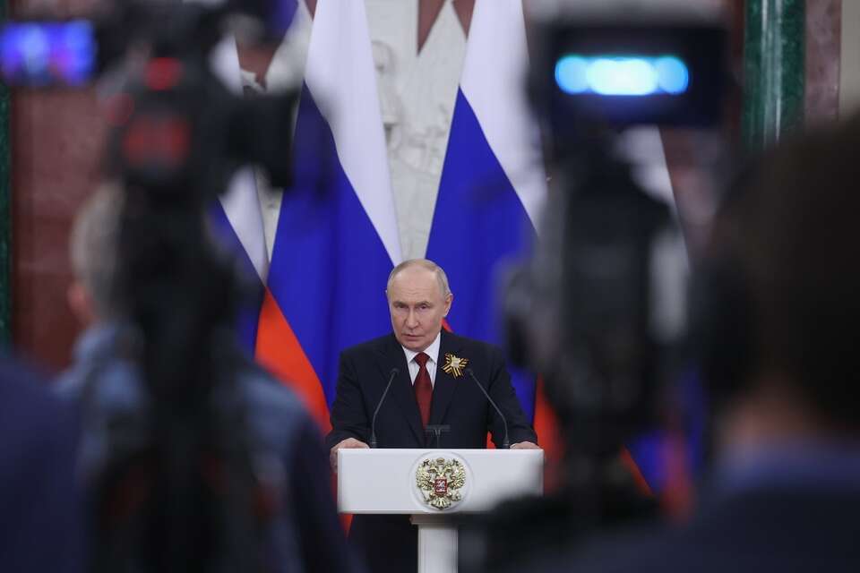 Władimir Putin rozmawia z mediami po spotkaniu z delegacjami zagranicznymi na Kremlu w Moskwie / autor: PAP/EPA/MAXIM SHIPENKOV / POOL