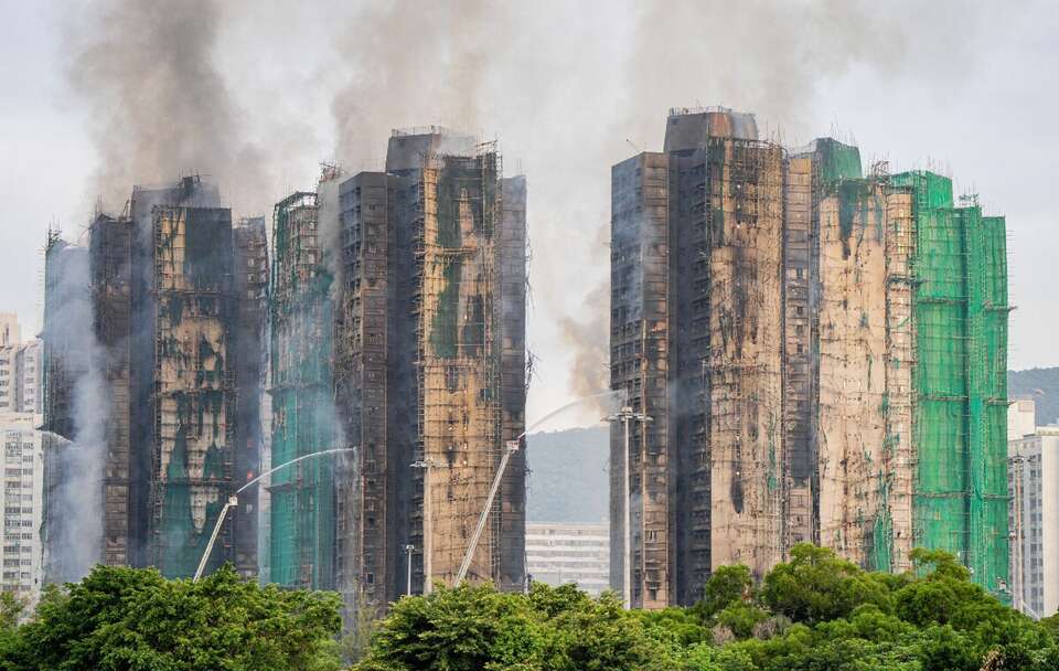 Kłęby dymu nad wieżowcami w Hongkongu / autor: PAP/EPA/LEUNG MAN HEI