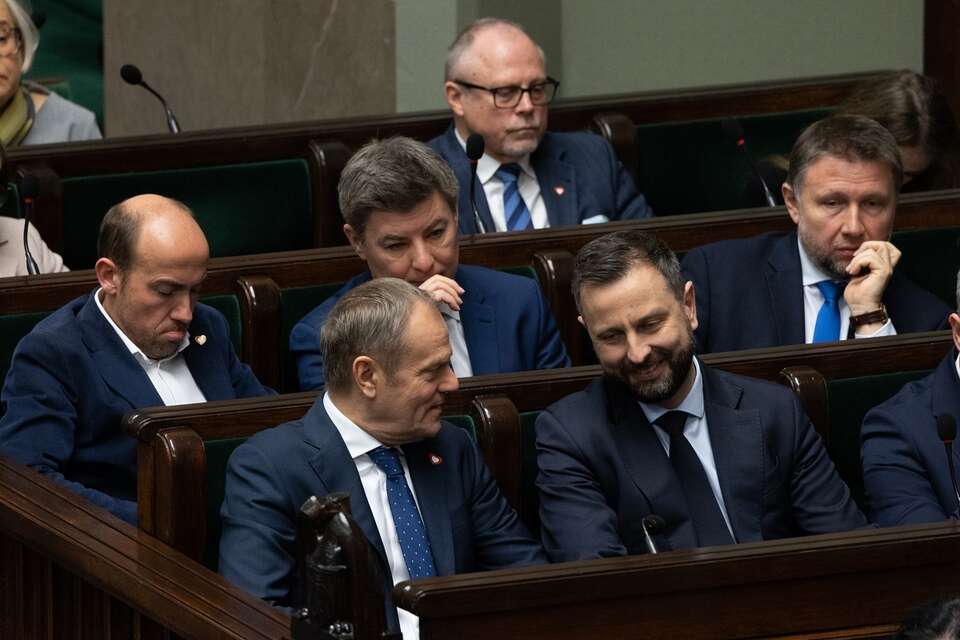 Lider PO, premier Donald Tusk wraz ze swoimi ministrami w ławie rządowej w Sejmie / autor: Fratria