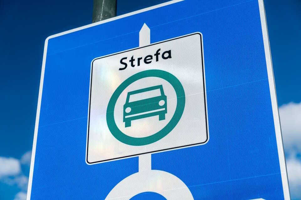 Kraków ugnie się pod presją? Samorządy z Małopolski apelują ws. szaleństwa SCT. "Mieszkańcy czują się dyskryminowani". Na zdjęciu tablica Strefy Czystego Transportu / autor: Fratria