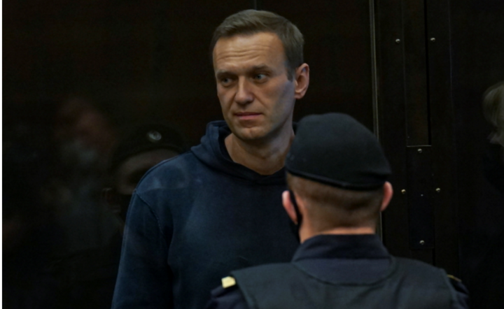 Lider rosyjskiej opozycji Aleksiej Nawalny w szklanej klatce podczas rozprawy przed sądem w Moskwie , 2 .II 2021 r.  / autor: PAP/EPA/MOSCOW CITY COURT PRESS SERVICE HANDOUT