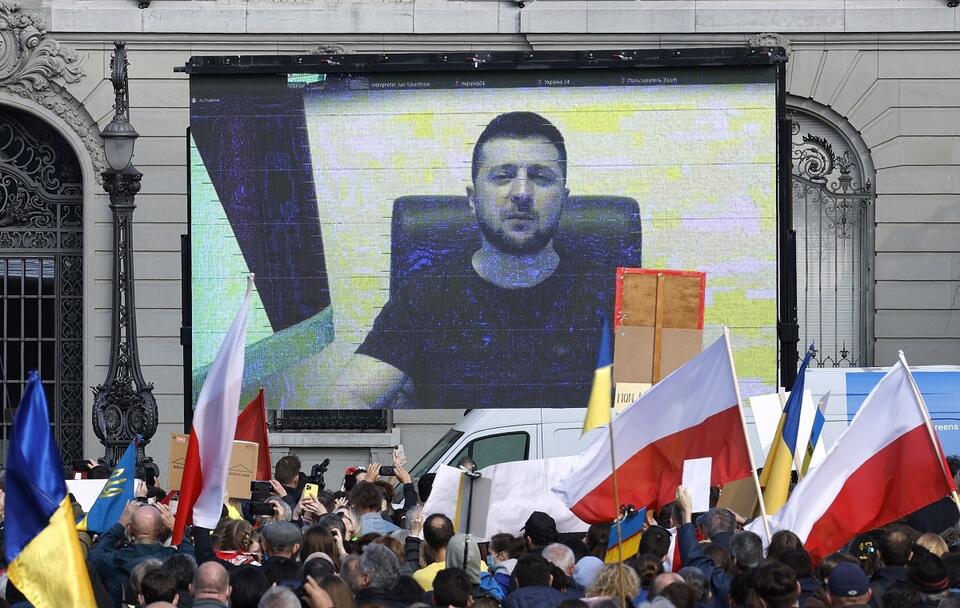 Manifestacja solidarności z Ukrainą w Szwajcarii. Widać również polskie flagi / autor: PAP/EPA/PETER KLAUNZER