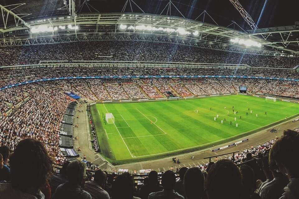 Lech Poznań i Jagiellonia Białystok poznały rywali w barażach o 1/8 finału Lidze Konferencji Europy. Pierwsze mecze 19 lutego. Na zdjęciu mecz piłkarski z perspektywy pełnych trybun / autor: pixabay.com