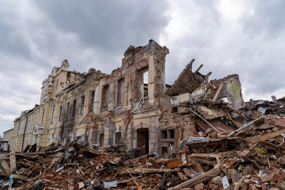 Zniszczony budynek mieszkalny po rosyjskim ataku w Charkowie. / autor: PAP/Mykola Kalyeniak