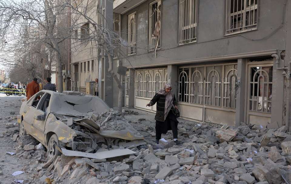 Zniszczony budynek mieszkalny w centrum Teheranu / autor: PAP/EPA/ABEDIN TAHERKENAREH