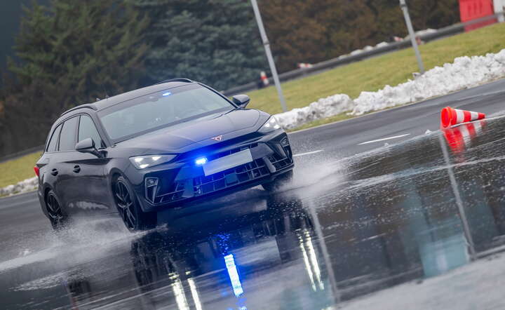 Cupra sportstourer VZ w policyjnej wersji ma 333 KM, automatyczną skrzynię biegów DSG, napęd na cztery koła 4Drive i wzmocnione hamulce / autor: PAP/Jakub Kaczmarczyk