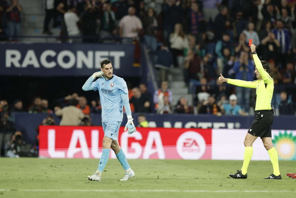 Bramkarz Osasuny Sergio Herrera zostaje wyrzucony z boiska przez sędziego Munuerę Montero podczas meczu piłki nożnej hiszpańskiej LaLigi pomiędzy Levante UD i CA Osasuna w Walencji w Hiszpanii / autor: PAP/EPA