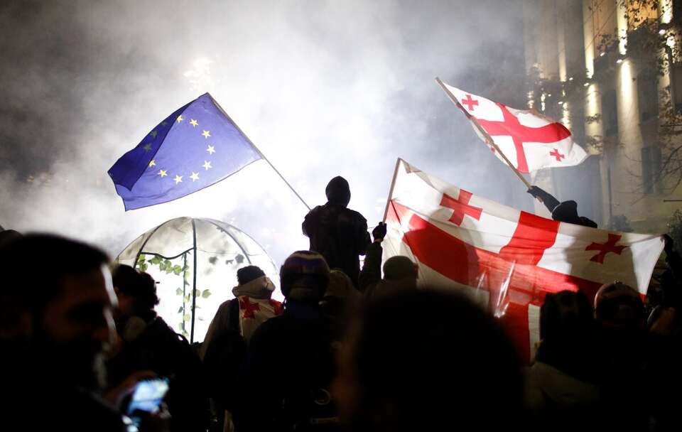 Gruzini wyszli na ulice! Trwają protesty przeciwko zawieszeniu rozmów o wstąpieniu do UE / autor: PAP/EPA/DAVID MDZINARISHVILI