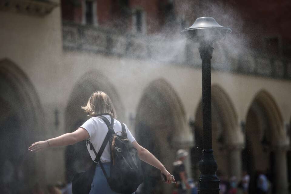 Kurtyna wodna na Rynku Głównym w upalny dzień w Krakowie. / autor: PAP/Łukasz Gągulski