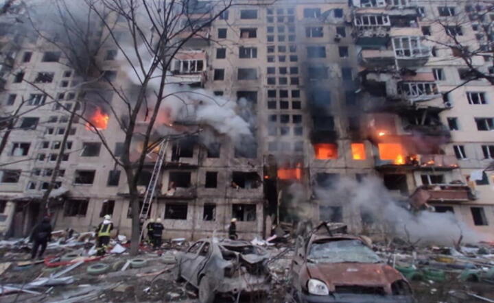 Kijów, Ukraina, 14.03.2022. Pożar ostrzelanego przez Rosjan wieżowca w Kijowie, / autor: EPA/PAP