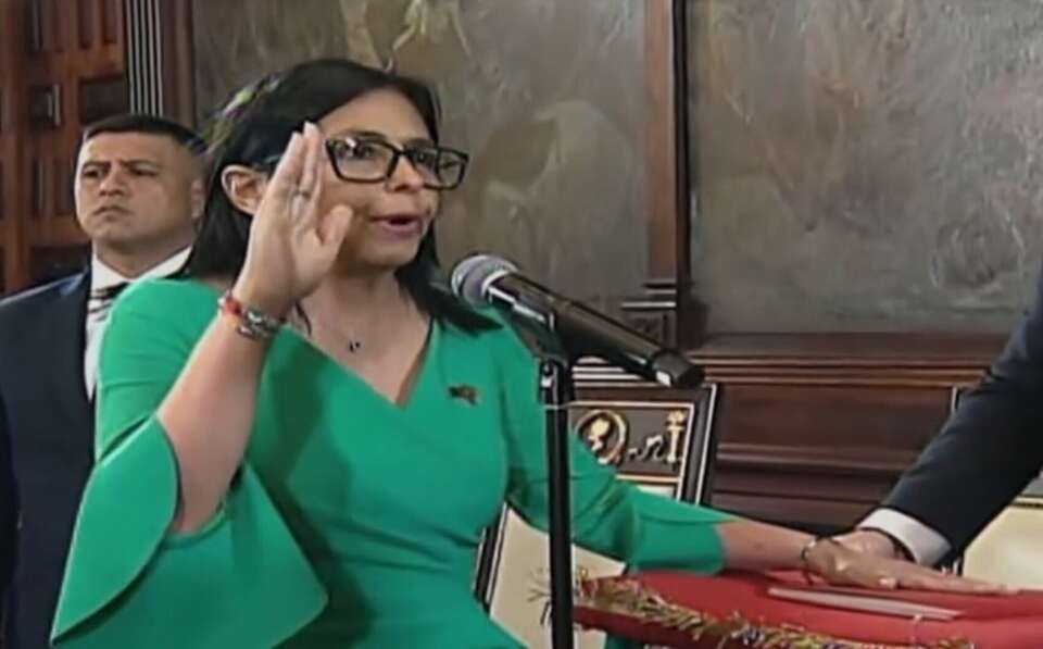 Zrzut ekranu z nagrania wideo udostępnionego przez wenezuelską telewizję państwową VTV przedstawia zaprzysiężenie wiceprezydent Wenezueli Delcy Rodriguez na stanowisko pełniącego obowiązki prezydenta kraju w Caracas / autor: PAP/EPA/VTV HANDOUT