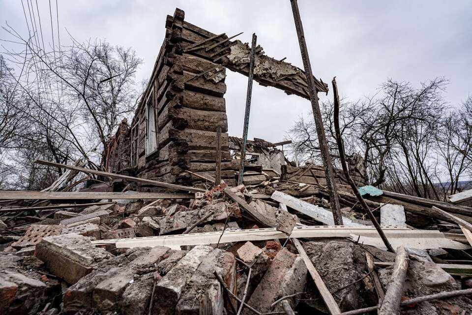 Zniszczenia po rosyjskim ataku we wsi Lipce w obwodzie charkowskim / autor: PAP/Mykola Kalyeniak