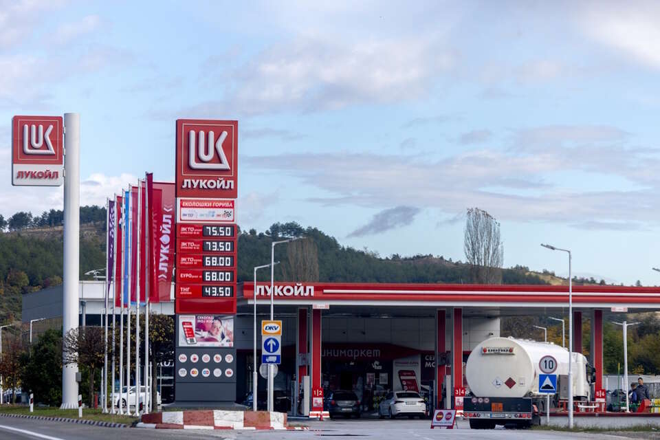 Sankcje Trumpa działają. Łukoil sprzeda zagraniczne aktywa!